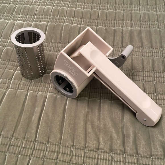 The Pampered Chef Deluxe Handheld Hand Crank Cheese Grater Zester Shredded - Picture 9 of 9